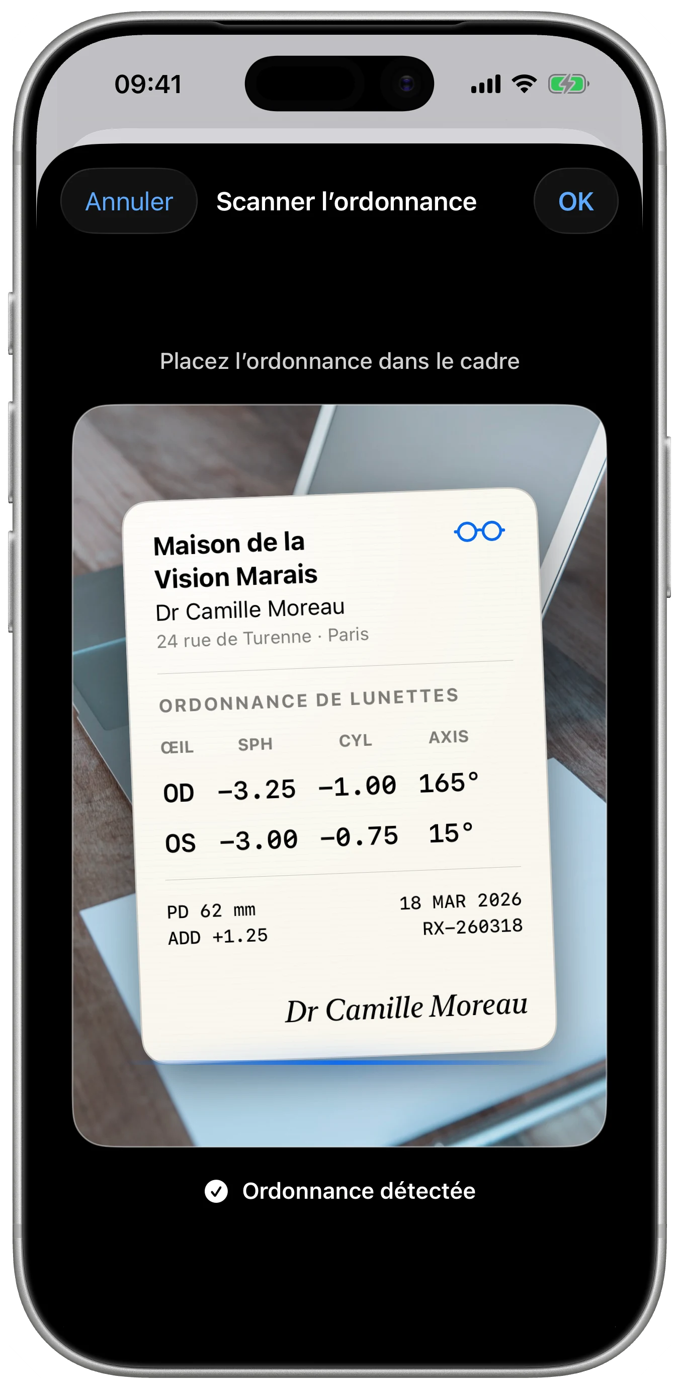 Lentes scannant une ordonnance de lunettes papier posée sur un bureau
